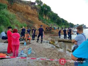 В Одесі стався зсув ґрунту на пляжі: рятувальники шукають людей (ФОТО, ВІДЕО)