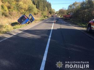 На Закарпатті водій легковика протаранив вантажівку (фото)