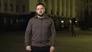 «Допоможіть Україні зі зброєю»: президент оприлюднив відео з жахами війни (ВІДЕО)