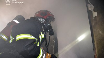 Через пожежу у житловому будинку на Львівщині ледь не згоріли ще три будівлі