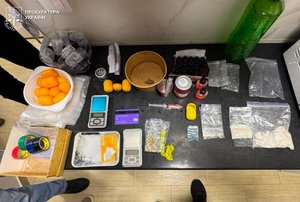 Фото: Львівська обласна прокуратура. Речовини та предмети, вилучені під час обшуку в підозрюваних.