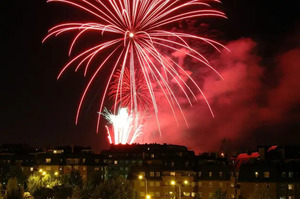 На росії чоловік підпалив феєрверком декілька балконів (ВІДЕО)