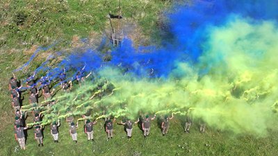 У Львові на горі прикордонники створили живий прапор (ВІДЕО)