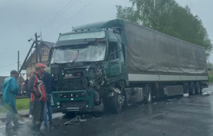 На Львівщині зіткнулися дві вантажівки та легковик (фото, відео)