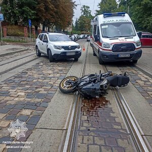 У Львові трапилася ДТП з участю мотоцикліста: є потерпілі