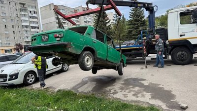 У Львові з вулиць забрали ще п’ять покинутих автівок
