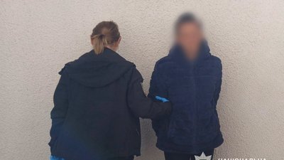На Закарпатті пʼяна жінка вдарила ножем свого знайомого