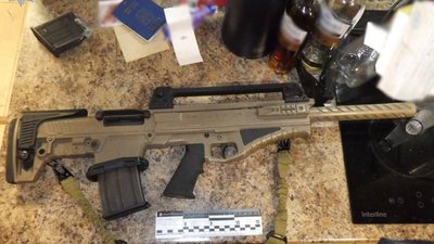 У Києві поліція затримала чоловіка з автоматом