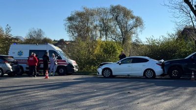 Біля Львова у потрійній ДТП постраждала жінка (ФОТО)