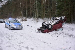 Від потужного удару авто перекинулося на дах: українець у Польщі потрапив у ДТП (фото, відео)