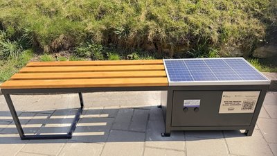 У Львові встановили лавки з сонячними батареями