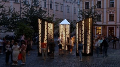 На площі Ангелів у Львові відкрили «Колони пам’яті»