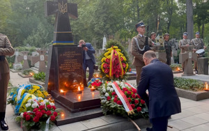 Дуда на колінах вшанував пам’ять військових УНР (ВІДЕО)