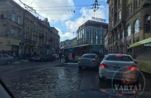 У центрі Львова комунальний автобус заблокував рух транспорту (відео)