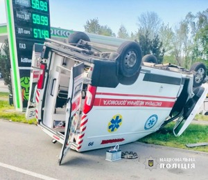 На Франківщині у ДТП перекинувся автомобіль «швидкої допомоги» (ФОТО)