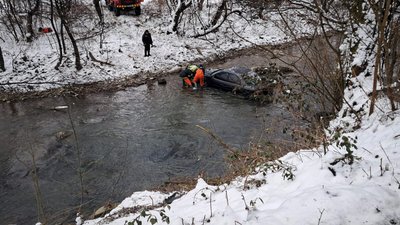 На Закарпатті автомобіль злетів у річку