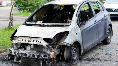 Вирішили підзаробити: у Рівному група чоловіків підпалила авто підприємця (ФОТО)