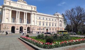 Біля Львівського університету розквітли дві тисячі білих і рожевих тюльпанів (ФОТО)