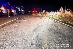 Фото: Поліція Рівненської області. Місце зіткнення автомобіля Mercedes із підводою.
