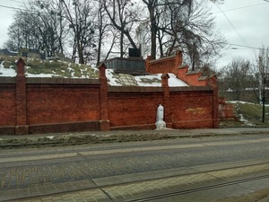 Личаківський цвинтар протікає: реставрація паркану з отворами (фото)