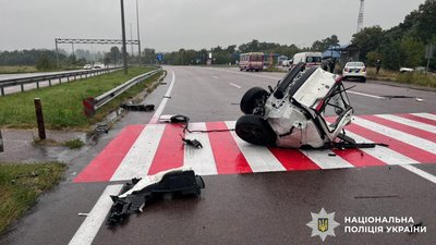 У ДТП на Рівненщині авто розірвало навпіл