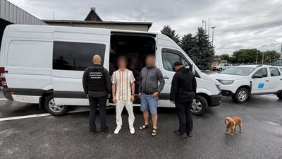 Прикордонники виявили чоловіка, який переховувався у спальному відсіку водія (ВІДЕО)