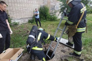 На Дніпровщині з каналізаційного колектору витягнули тіло хлопчика, який перед тим був у розшуку (фото)