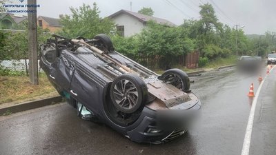 У Львові у ДТП перекинувся автомобіль