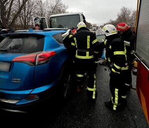 Біля Львова у ДТП постраждали люди: з понівеченої автівки вивільняли рятувальники (ВІДЕО, ФОТО)