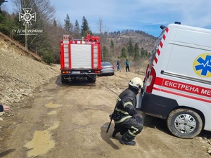 На Львівщині надзвичайникам довелося рятувати «швидку» (ФОТО)