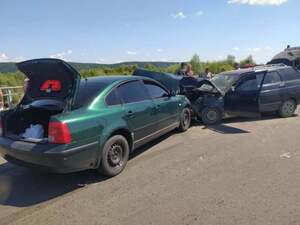 На Львівщині сталася ДТП: постраждалих з авто вивільнили рятувальники (фото)