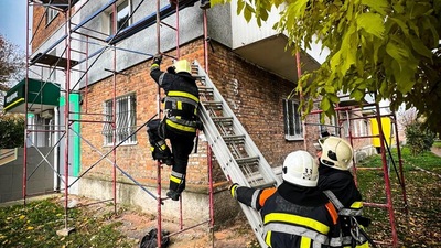 Раптово стало погано: надзвичайники Львівщини врятували робітника з 4-метрової висоти (ФОТО)