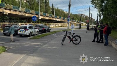 У Львові велосипедист збив жінку