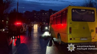 На Львівщині під колесами автобуса загинула жінка (ФОТО)