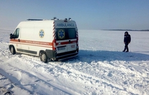 Через снігові замети фельдшер з Рівненщини понад 2 кілометри ніс пацієнта на спині (фото)