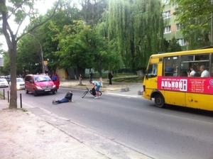 На Сахарова жінка у знак протесту лягла на дорогу (фото)