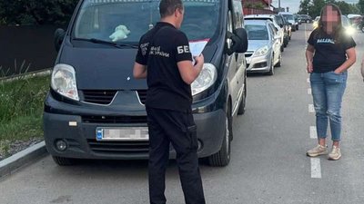 На Львівщині БЕБ викрило групу осіб, які незаконно завозили автомобілі під виглядом гуманітарної допомоги для ЗСУ