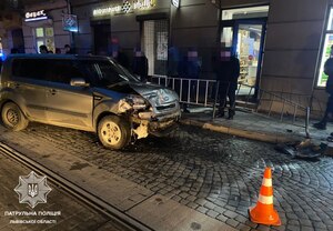 Патрульні склали три протоколи на водія, який скоїв ДТП на вулиці Личаківській (фото, відео)