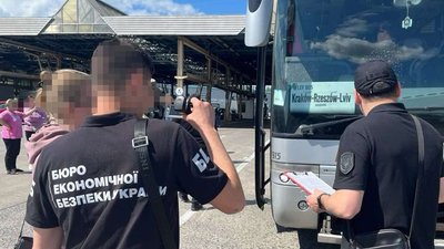 Детективи БЕБ на Львівщині викрили контрабанду електронних сигарет (ФОТО)