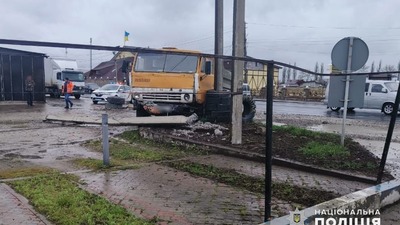 Впав стовп та стела АЗС: у мережі опубліковано відео моменту страшної ДТП 