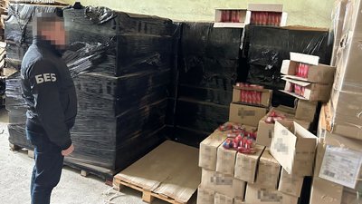 Детективи БЕБ Львівщини виявили у приміщенні складу в селі виробництво вафель відомої торговельної марки (ФОТО)