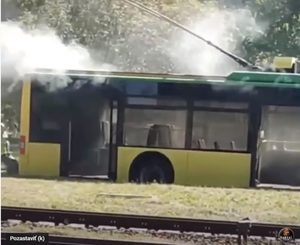 У Львові неподалік аеропорту горів тролейбус (відео)