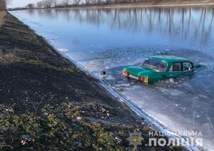 На Херсонщині поліцейські врятували водія авто