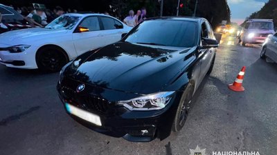 У Львові водії двох BMW збили чоловіка та його доньку