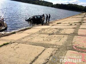 На Рівненщині чоловік втопив позашляховик, щоб не відповідати за ДТП з неповнолітнім (фото)