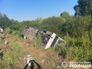 На Тернопільщині перекинувся у кювет автобус з паломниками (ФОТО)