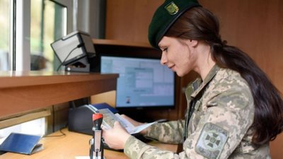 В Україні нові правила виїзду жінок за кордон: які заборони діють далі