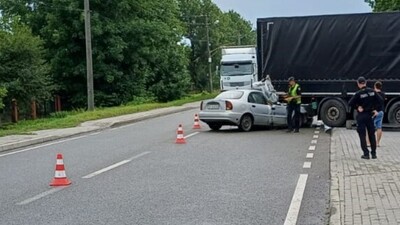 На Львівщині сталася ДТП за участі вантажівки і легковика з постраждалими (ФОТО)