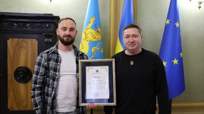 У Львівській ОВА вручили подяку Тарасу Лівінському, який першим рятував потерпілих, після атаки шахедами