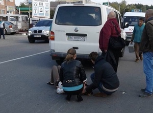 У Трускавці під колесами автомобіля опинилася сім'я, яка переходила дорогу з маленькою дитиною (ФОТО)